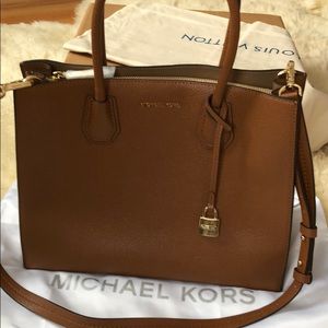 Michael kors crossbody bag
